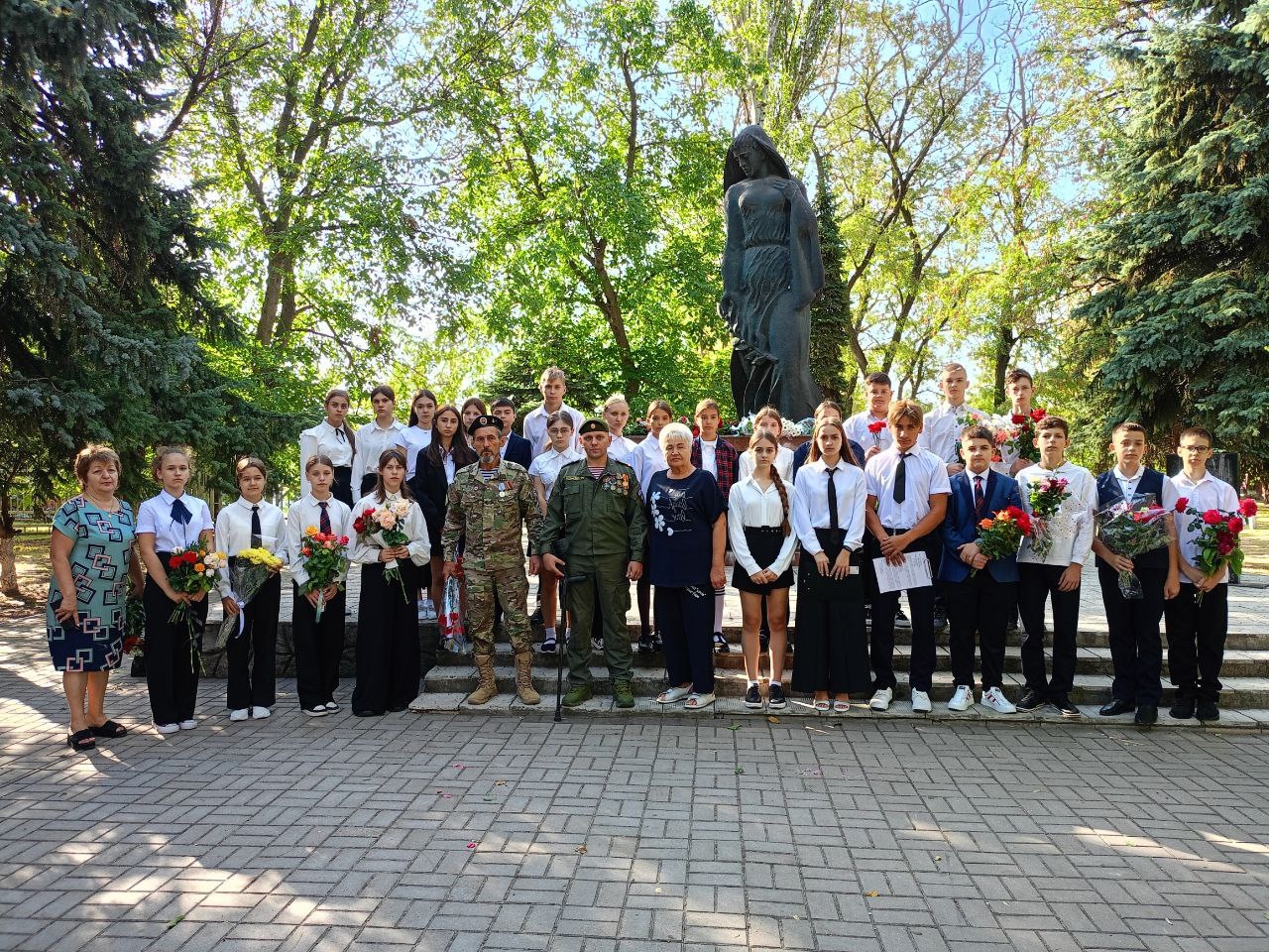 Урок памяти у мемориала «Скорбящая Мать».